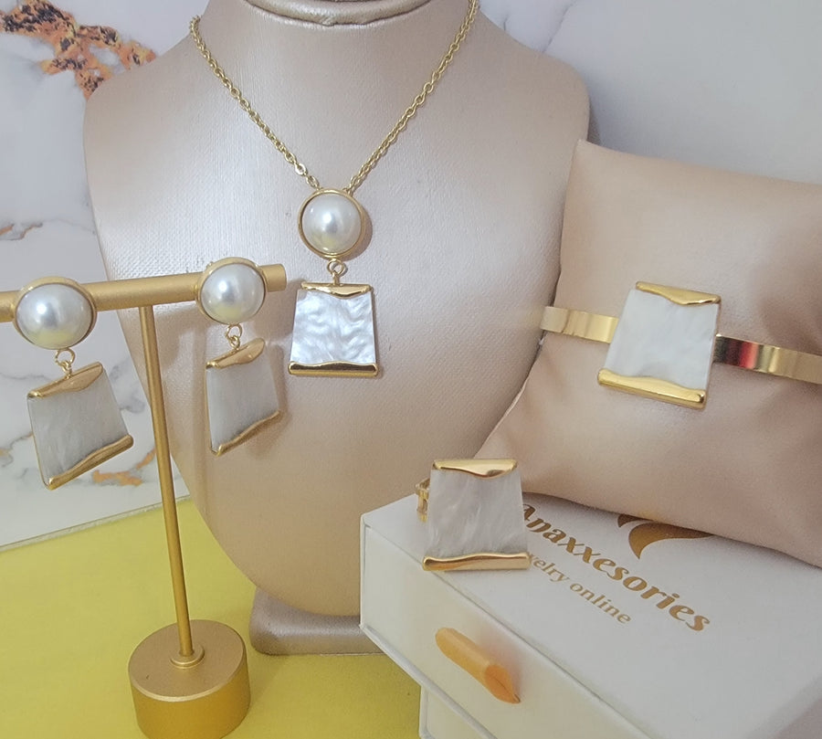 Golden Mary set
