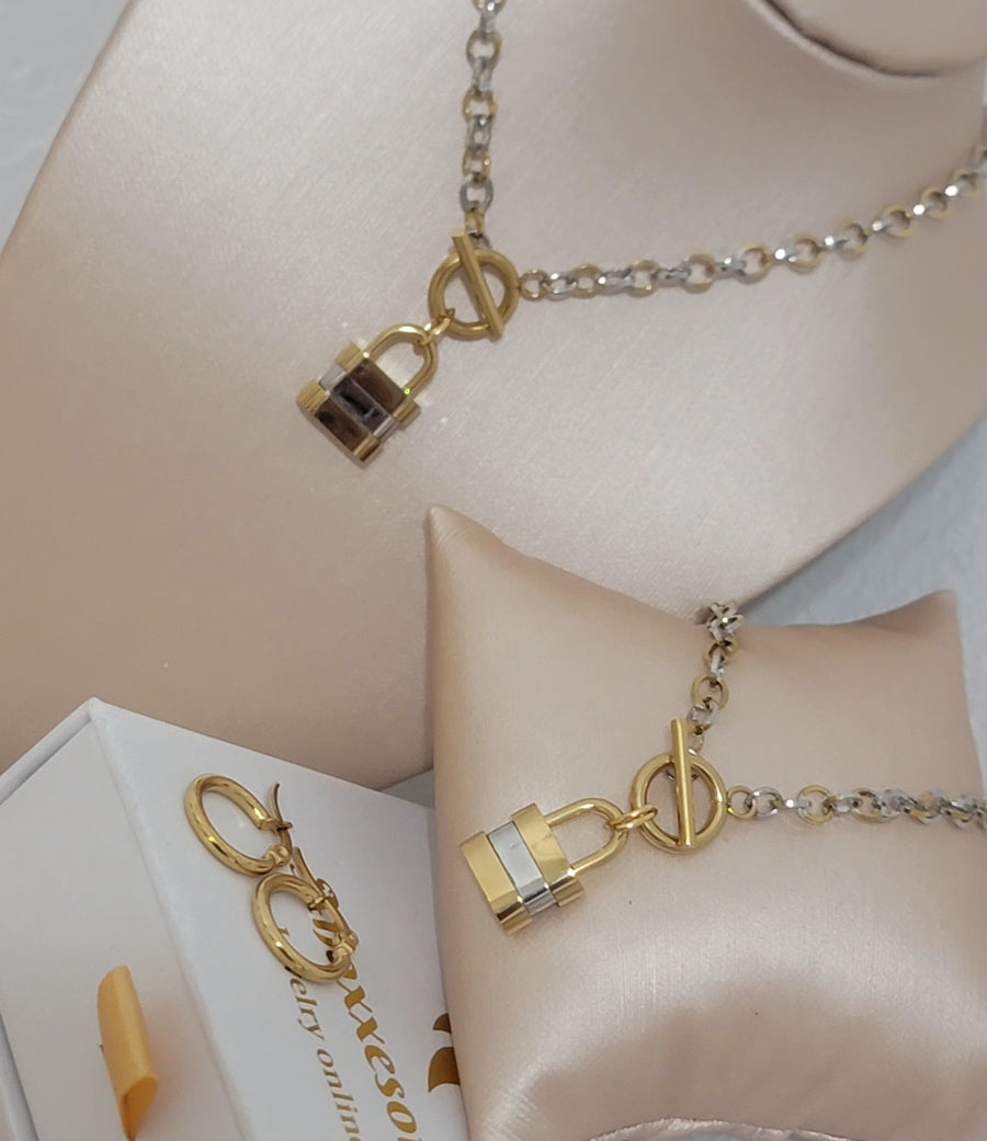 Golden paddlock set